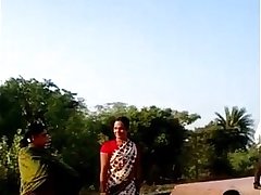 desi village bhabhi saree lift pussy show in public